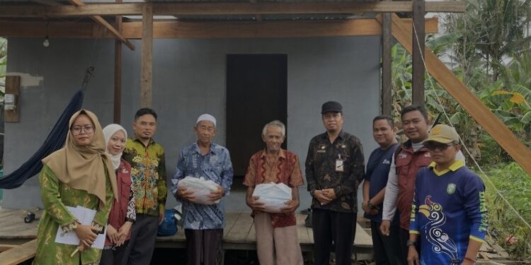 FOTO: IST/MATA KALTENG - Penyaluran bantuan sosial oleh pemerintah Kotim bagi kelompok rentan korban kebakaran pada 30 Oktober 2024 lalu.