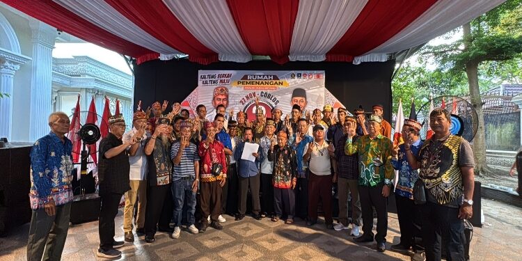 FOTO: IST/MATAKALTENG - Deklarasi Dukungan Masyarakat Penjaga Adat Dayak Kalteng untuk Agustiar Sabran-Edy Pratowo.