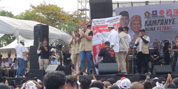 Foto : DIAN/MATA KALTENG - Kehadiran Ketua Umum PSI Kaesang Pangarep dalam kampanye akbar Agustir-Edy di Sampit, Kotim, 17 November 2024.