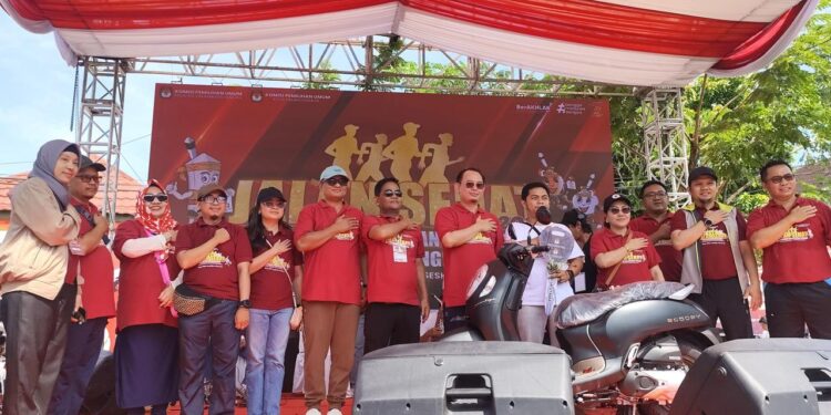 Foto: MATAKALTENG - Anggota KPU Kalteng Divisi Sosialisasi Pendidikan Pemilih, Partisipasi Masyarakat, dan Sumber Daya Manusia (SDM) Harmain Ibrohim bersama jajaran di Halaman Kantor KPU Kalteng.