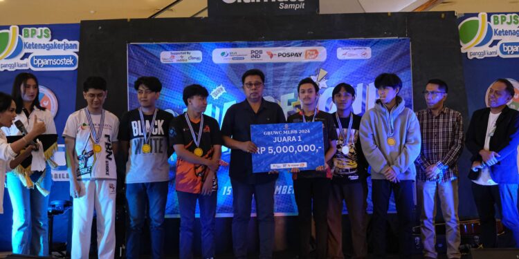Foto: DIAN/MATA KALTENG - Penyerahan hadiah kepada pemenang Mobile Legend dalam Gala Beyond Universal Worker Coverage, yang diselenggarakan BPJS Ketenagakerjaan, 17 November 2024.