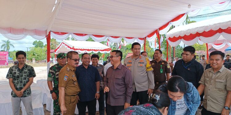 FOTO : SID/MATA KALTENG - Pj Bupati Gumas Herson B Aden bersama Kapolres AKBP Theodorus Priyo Santosa, dan Ketua KPU Elfrinst G Tumon, ketika meninjau simulasi pemungutan dan penghitungan suara pada pemilihan gubernur dan wakil gubernur kalteng serta bupati dan wakil bupati gumas tahun 2024, di halaman kantor KPU setempat, Senin, 18 November 2024.