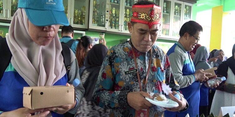 FOTO: DIAN/MATA KALTENG - Kepala Disdik Kotim M Irfansyah saat mengikuti kegiatan makan bersama makanan sehat di SMPN 1 Sampit.