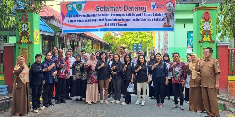 FOTO: DIAN/MATA KALTENG - Kunjungan satuan pendidikan dari Barito Selatan, dalan rangka replikasi pengelolaan komunitas belajar intra sekolah di SMPN 1 Sampit, Rabu 20 November 2024.