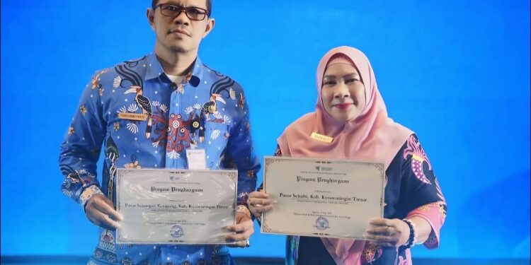 FOTO: IST/MATA KALTENG - Staf Ahli Bidang Kemasyarakatan dan SDM Kotim Rusmiati, didampingi Plt Kepala Dinas Koperasi, UKM, Perindustrian, dan Perdagangan Kotim, Fahrujiansyah saat menerima penghargaan pasar tertib ukur di Banjarmasin.