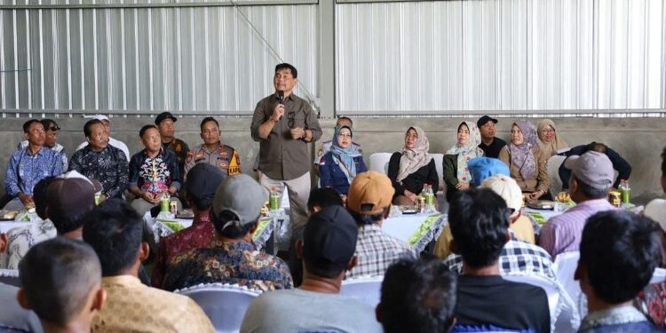 FOTO: IST/MATA KALTENG - Pjs Bupati Kotim, Shalahuddin saat mengunjungi Rice Milling Plant di Desa Lampuyang, Kecamatan Teluk Sampit belum lama ini.