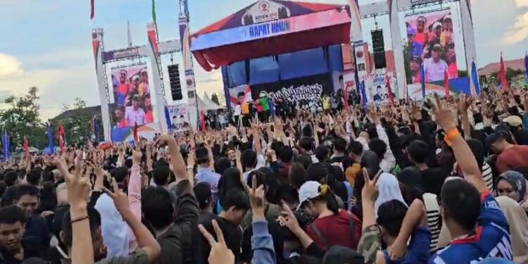 FOTO: IST/MATAKALTENG - Suasana Kampanye Akbar Paslon 02, Nadalsyah Koyem - Supian Hadi
di Stadion Sanaman Mantikei Palangka Raya, dipenuhi pendukung dan simpatisan dengan mengangkat dua jari untuk memenangkan di tanggal 27 November mendatang.