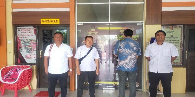 FOTO: MATAKALTENG - Tersangka berinisial LPL merupakan direktur RSUD Jaraga Sasameh Buntok Tahun 2017-2021 saat di giring Polres Barsel guna dilimpahkan ke Kejaksaan Negeri Barsel.