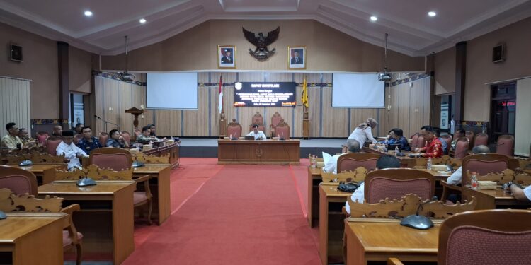 FOTO: DIAN/MATA KALTENG - Rapat kompilasi pembahasan hasil rapat kerja komisi dengan mitra kerja tentang RAPBD 2025, Rabu 20 November 2024.