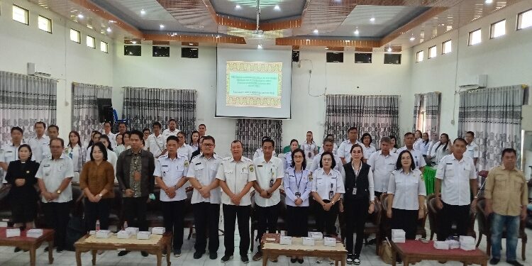 FOTO: DISKOMINFO SANTIK/MATA KALTENG
- Plt Asisten II Champili didampingi kepala perangkat daerah terkait, Kabid Kesehatan Masyarakat Heriyanto, dan camat, berfoto bersama pada pertemuan koordinasi mitra, dalam rangka mendukung pelaksanaan germas tingkat kabupaten tahun 2024, di aula bapperida setempat, Rabu 20 November 2024.
