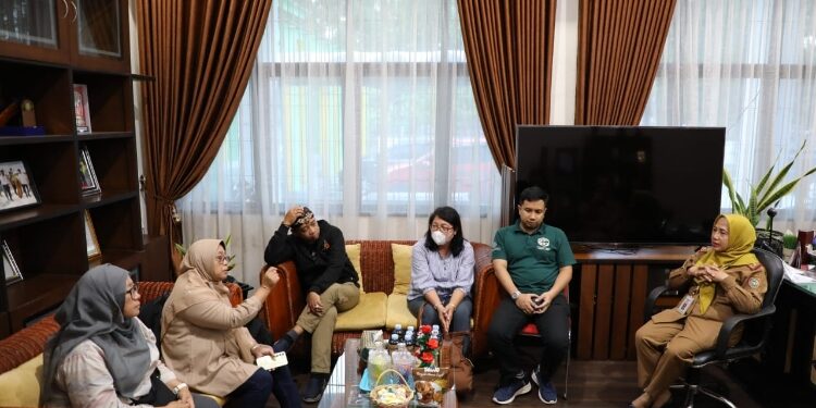 FOTO: IST/MATAKALTENG - Kunjungan rombongan Universitas Gadjah Mada di Kantor Dinas TPHP Kalteng.