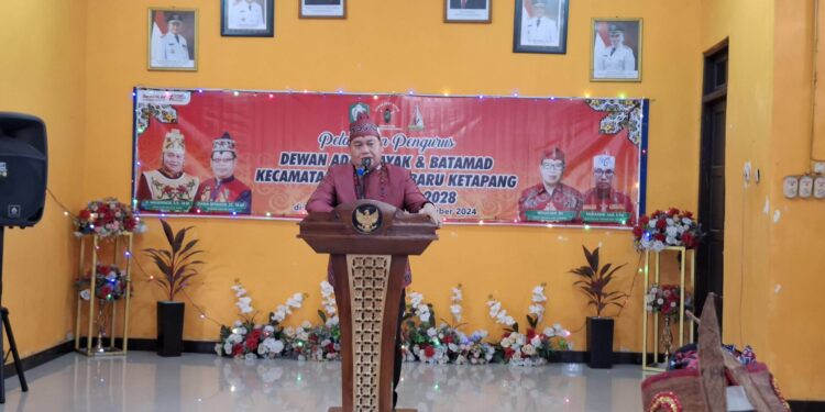 Foto: DIAN/MATA KALTENG - Ketua Umum DAD Kotim Halikinnor saat menghadiri acara pelantikan pengurus DAD dan Batamad Kecamatan MB Ketapang, 21 November 2024.