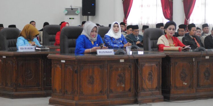 Foto: MATAKALTENG - DPRD Barsel saat melaksanakan rapat paripurna di gedung graha pena DPRD Barsel.