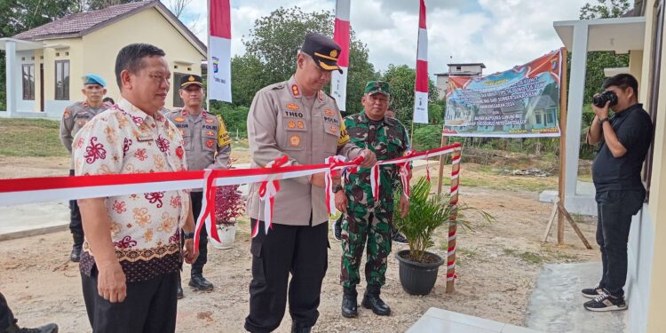 FOTO : HUMAS POLRES GUMAS/MATA KALTENG - Kapolres Gumas AKBP Theodorus Priyo Santosa didampingi Pabung Kodim 1016/Plk Letkol Inf Maksun Abadi, Staf Ahli Bupati Guanhin, ketika menggunting pita sebagai tanda diresmikan rumah jabatan dan asrama Polsek Kurun serta Kahut, Kamis, 21 November 2024.
