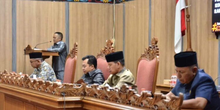 Foto: MATA KALTENG - Ketua Fraksi Golkar DPRD Kotim, Abdul Kadir saat menyampaikan pandangannya dalam rapat paripurna, 22 November 2024.