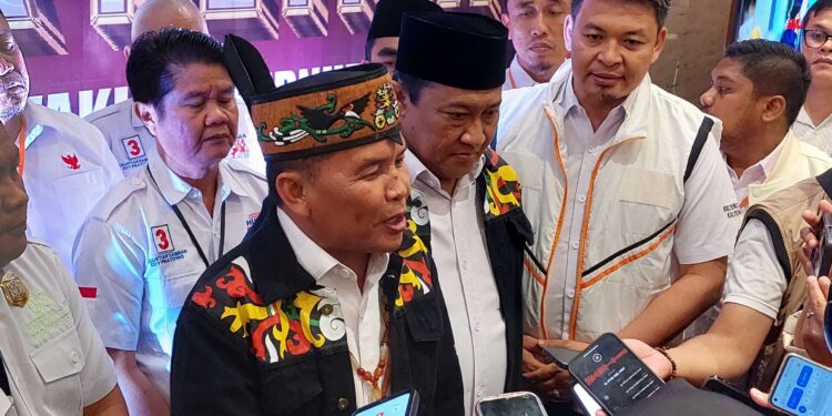 Foto: MATAKALTENG - Pasangan calon gubernur dan wakil gubernur nomor urut 3, Agustiar Sabran - Edy Pratowo usai mengikuti debat pilgub ke-3 di Palangka Raya.