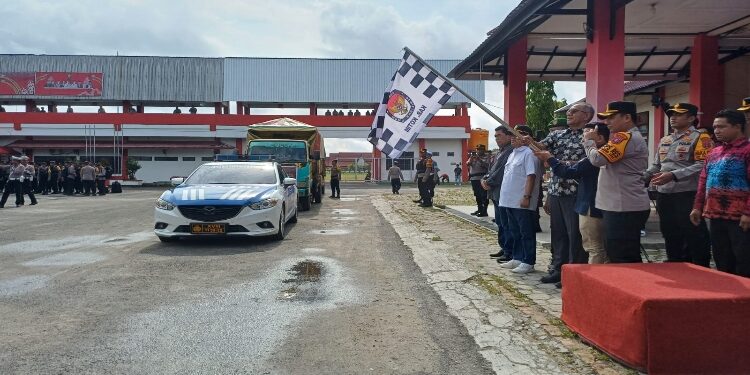 FOTO: DIAN/MATA KALTENG - Pelepasan pendistribusian logistik Pilkada Kotim dari gudang logistik KPU, Sabtu 23 November 2024.