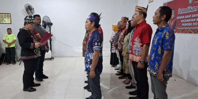 Foto: DIAN/MATA KALTENG - Ketua DAD Kotim Halikinnor saat melantikan pengurus DAD dan Batamad Kecamatan Baamang di Aula Sei Baamang, 23 November 2024.