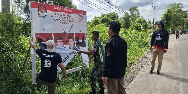 FOTO: DIAN/MATA KALTENG - Penurunan APK pada masa tenang oleh Bawaslu bersama stakeholder terkait, Minggu 24 November 2024.