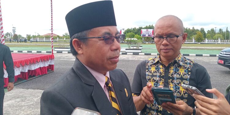 FOTO : DPRD GUMAS/MATA KALTENG - Anggota DPRD Kabupaten Gumas Herbert Y Asin ketika diwawancarai awak media, belum lama ini.