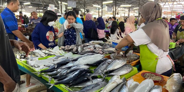 Foto:DIAN/MATA KALTENG - Pedagang ikan di Pasar Al Kamal Sampit.