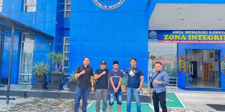 FOTO: MATAKALTENG - Tersangka Achmadi pada saat berhasil diamankan BNNP Kalteng.