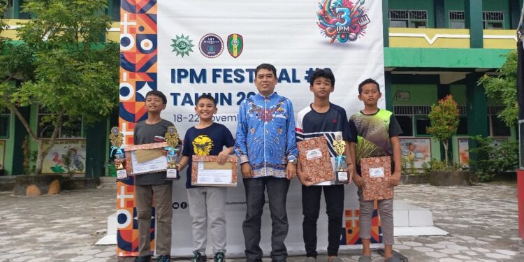 Foto: IST/MATA KALTENG - Penyerahan hadiah dalam kegiatan IPM Festival tahun 2024 di SMP Muhammadiyah Sampit.