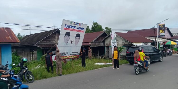 Foto AKH/MATAKALTENG - Penertiban APK dimasa tenang oleh Bawaslu Sukamara.