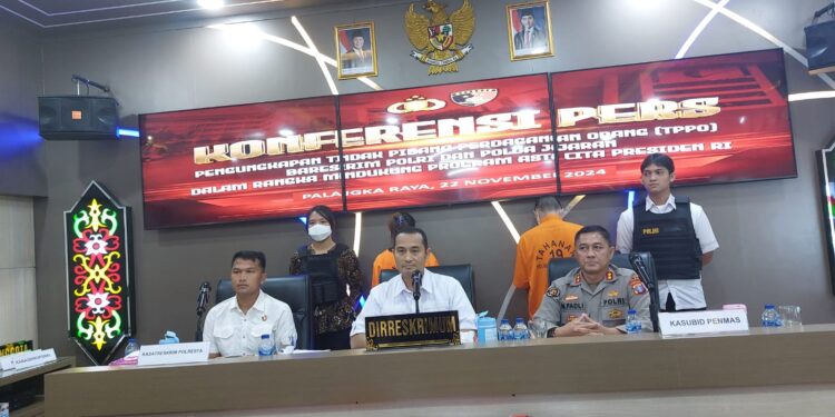 FOTO: RZL/MATAKALTENG - Direktur Reskrimum Polda Kalteng, Kombes Pol Nuredy (tengah), pada saat memimpin press release.