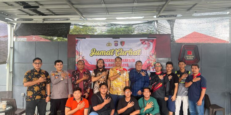 FOTO: MATAKALTENG - Foto bersama jajaran Satreskrim Polresta Palangka Raya bersama para relawan.