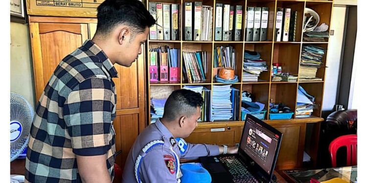 FOTO: MATAKALTENG - Personel Propam Polresta Palangka Raya, pada saat melakukan patroli siber.