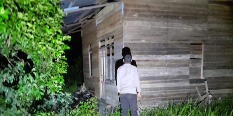 FOTO: MATAKALTENG - Personel Polresta Palangka Raya, pada saat melakuka patroli di rumah kosong.