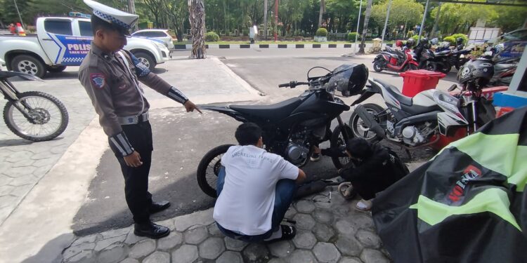 FOTO: MATAKALTENG - Salah seorang pengendara pada saat melepas knalpot brong nya.