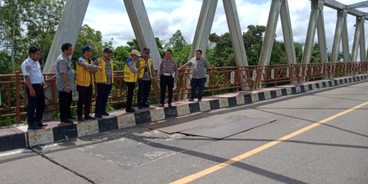 FOTO: MATAKALTENG - Personel Polresta Palangka Raya pada saat menghadiri rapat rekayasa arus lalu lintas di jembatan Kahayan.