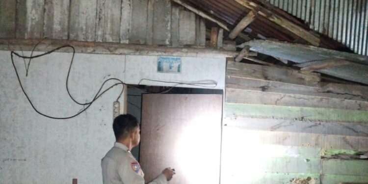 FOTO: MATAKALTENG - Personel Polsek Sabangau, pada saat melakukan patroli ke rumah kosong.
