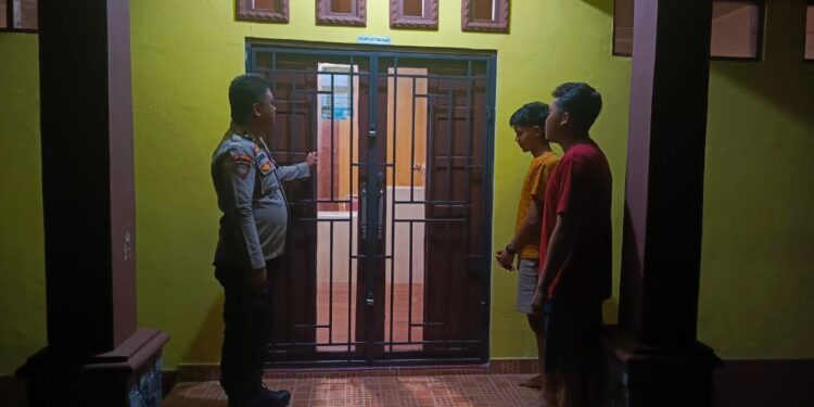 FOTO: MATAKALTENG - Personel Polsek Rakumpit, pada saat mengimbau warga.