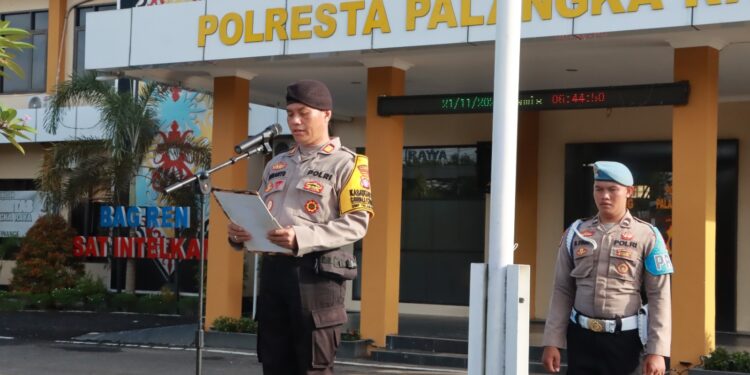 FOTO: MATAKALTENG - Kasatpamobvit Polresta Palangka Raya, AKP Suranto, pada saat memimpin apel.