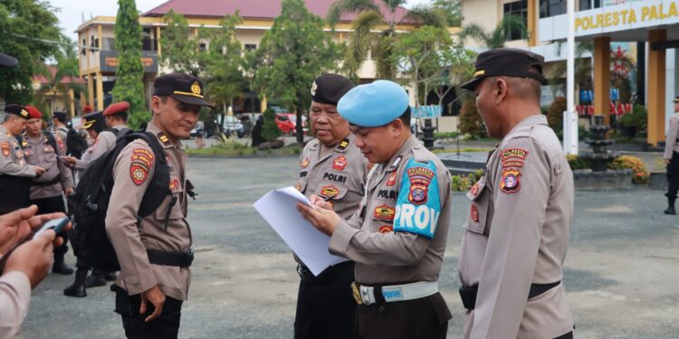 FOTO: MATAKALTENG - Personel Sipropam Polresta Palangka Raya, pada saat melakukan pengecekan kelengkapan personel pengamanan TPS.