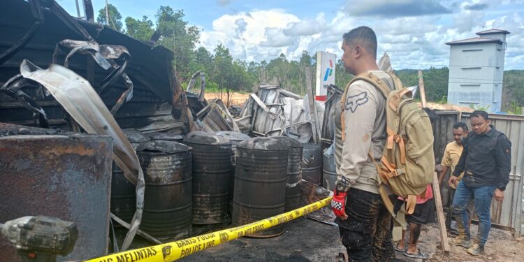FOTO : POLSEK RUNGAN/MATA KALTENG - Kapolres Gumas AKBP Theodorus Priyo Santosa bersama Kasat Reskrim AKP Nur Rahim, dan Kapolsek Rungan Ipda Budi Hartono, melihat kondisi SPBU yang terbakar di kilometer 1, Jalan Lintas Kelurahan Jakatan Raya menuju Desa Tajah Antang, Kecamatan Rungan, Minggu, 24 November 2024.
