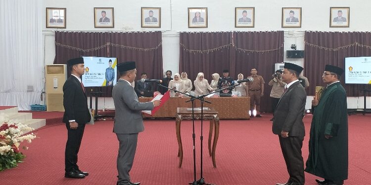 FOTO: ALDI/MATA KALTENG - Ketua DPRD Zuli Eko Prasetyo (kiri) saat mengambil sumpah atau janji jabatan Citra Yudha DJ. Itam (kanan) sebagai PAW Anggota DPRD Seruyan
dalam rapat paripurna di Gedung DPRD Seruyan, Senin 25 November 2024.