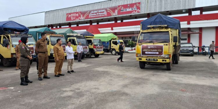 Foto: DIAN/MATA KALTENG - Bupati Kotim Halikinnor saat meninjau gudang logistik Pilkada 2024, 25 November 2024.
