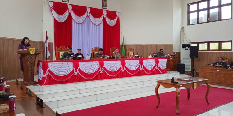 FOTO : DPRD GUMAS/MATA KALTENG - Juru Bicara Banggar DPRD Kabupaten Gumas Rayaniatie Djangkan ketika menyampaikan laporan terhadap Raperda APBD tahun 2025, pada rapat paripurna ke 8 masa persidangan I tahun sidang 2024, Senin, 25 November 2025.