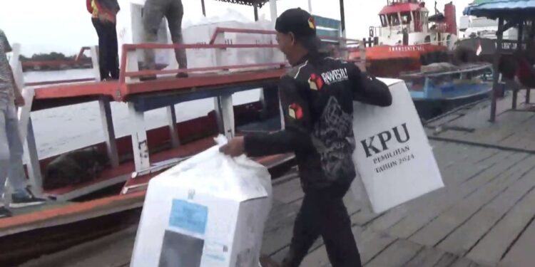 Foto: MATA KALTENG - Pendistribusian logistik pilkada jalur air menuju Kecamatan Seranau, 25 November 2024.