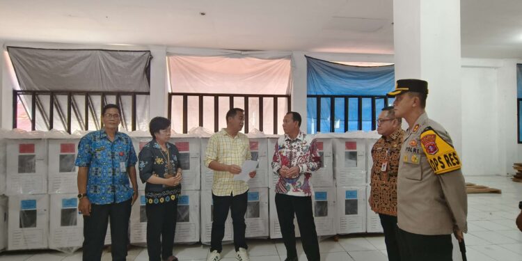 FOTO : MATAKALTENG - Pj Bupati Katingan Sutoyo, saat melaksanan pengecekan kesiapan pendistribusian logistik di Gudang KPU Katingan.