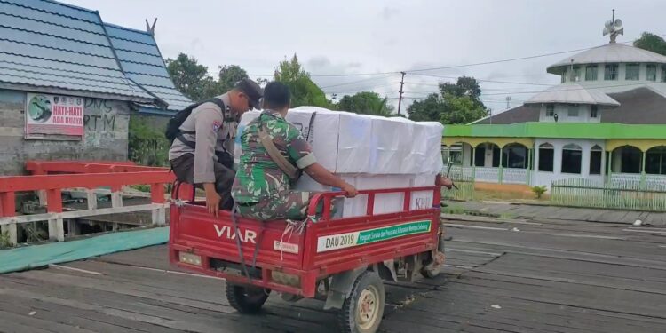 FOTO: IST/MATAKALTENG- Pendistribusian Logistik Pilkada di Kecamatan Seranau, Kotim dengan dikawal oleh TNI-Polri.