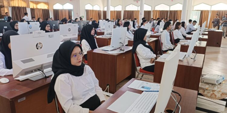 Foto:DOK/MATA KALTENG - Proses seleksi CAT perekrutan CPNS di lingkup pemerintah Kotim belum lama ini.
