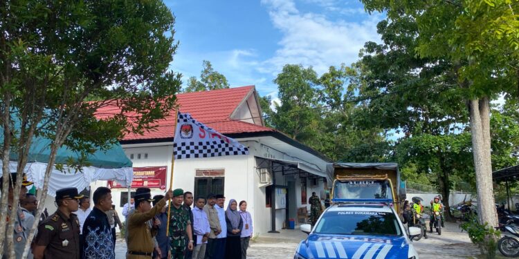 Foto AKH/MATAKALTENG - Pj Bupati Sukamara Rendy Lesmana melepas distribusi logistik pilkada serentak.