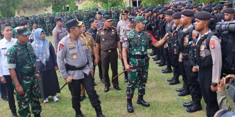 FOTO: MATAKALTENG - Kapolda Kalteng, Irjen Pol Djoko Poerwanto bersama Pangdam XII/Tanjung Pura, Mayjen TNI Iwan Setiawan, pada saat melakukan pengecekan pasukan.