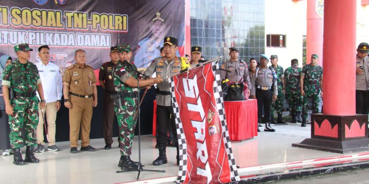 FOTO: MATAKALTENG - Kapolda Kalteng, Irjen Pol Djoko Poerwanto besama Pangdam XII Tanjungpura, Mayjen TNI Iwan Setiawan, pada saat melepas secara resmi pendistribusian 1.000 paket sembako.