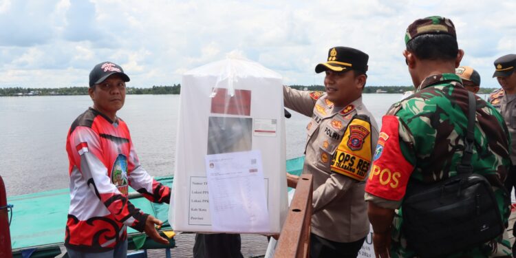 FOTO: IST/MATAKALTENG- Kapolres Kotim saat mengawal dan turut langsung pendistribusian Logistik Pilkada 2024 di Kecamatan Pulau Hanaut, Kotim.